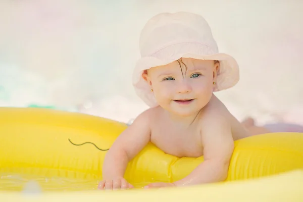 Menina alegre com síndrome de Downs brincando na piscina — Fotografia de Stock