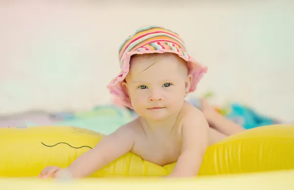 Niña alegre con síndrome de Downs jugando en la piscina —  Fotos de Stock