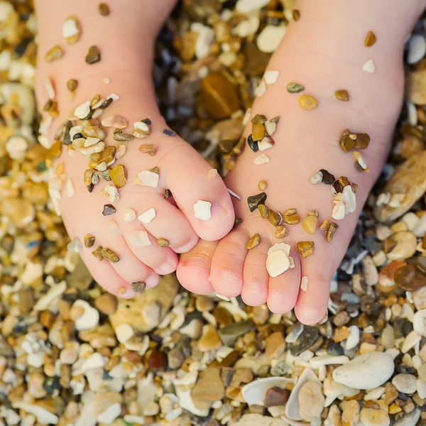 小孩子们的脚在沙子里 — 图库照片