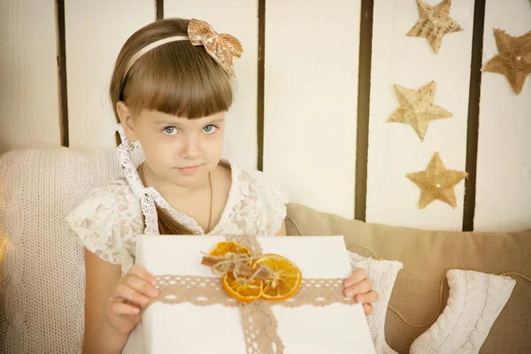 Küçük kız bir Noel hediyesi açar — Stok fotoğraf