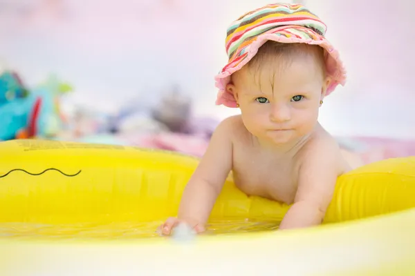 Niña alegre con síndrome de Downs jugando en la piscina —  Fotos de Stock