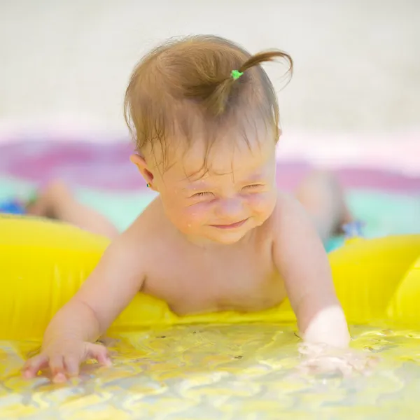 Niña alegre con síndrome de Downs jugando en la piscina —  Fotos de Stock