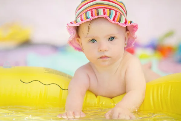 Fröhliches kleines Mädchen mit Down-Syndrom spielt im Pool — Stockfoto