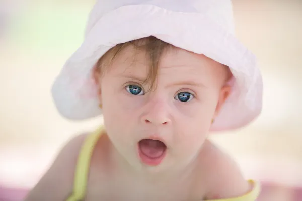 Cheerful little baby girl with Downs Syndrome playing in the pool — Stock Photo, Image