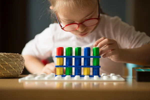 Mädchen mit Down-Syndrom bereitet sich auf den Besuch der ersten Klasse vor — Stockfoto