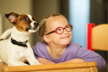 Evcil hayvanı Jack Russell Terrier ile Down sendromlu güzel bir kız.