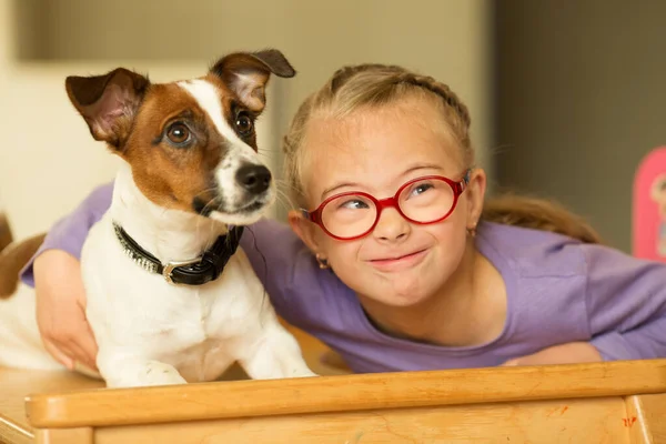 Bella ragazza con la sindrome di Down con il suo animale domestico Jack Russell Terrier — Foto Stock