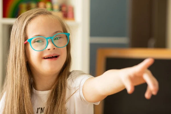 Belle fille avec le syndrome de Down éprouve des émotions positives — Photo