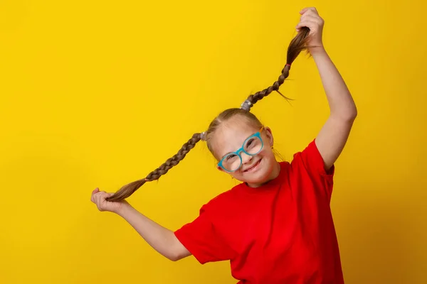 Chica feliz con síndrome de Down divertirse y reír en el estudio —  Fotos de Stock