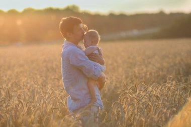 Down sendromlu baba ve kızı.