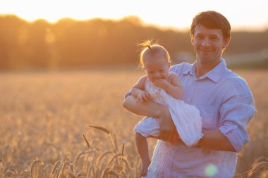Down sendromlu baba ve kızı.