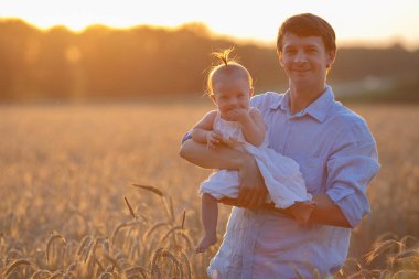 Down sendromlu baba ve kızı.