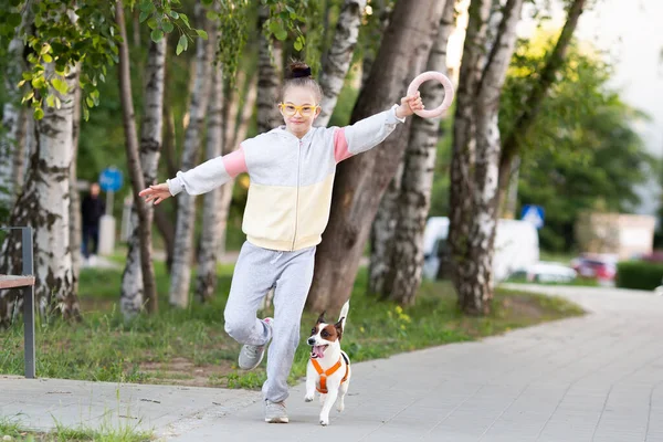 ダウン症の少女は犬と遊ぶジャック ラッセル公園で — ストック写真