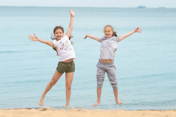 女の子とともにダウン症候群巨大彼女の親友オンザ夏ビーチ — ストック写真