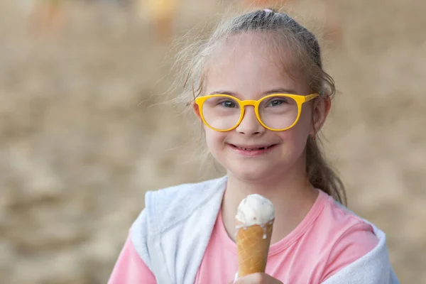 Κορίτσι Σύνδρομο Τρώει Παγωτό Δίπλα Στη Θάλασσα Καλοκαίρι — Φωτογραφία Αρχείου