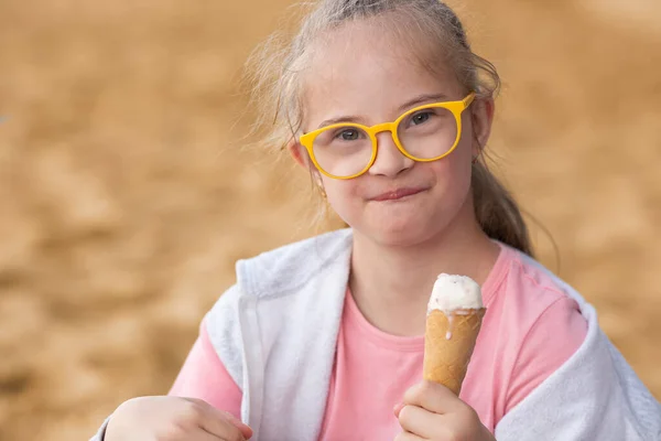 Κορίτσι Σύνδρομο Τρώει Παγωτό Δίπλα Στη Θάλασσα Καλοκαίρι — Φωτογραφία Αρχείου