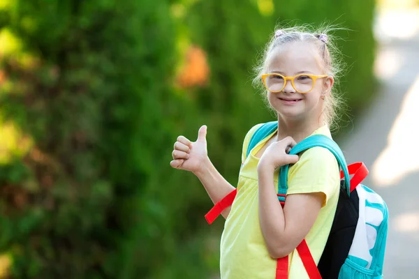 Una Chica Con Síndrome Escuela Fotos De Stock Sin Royalties Gratis