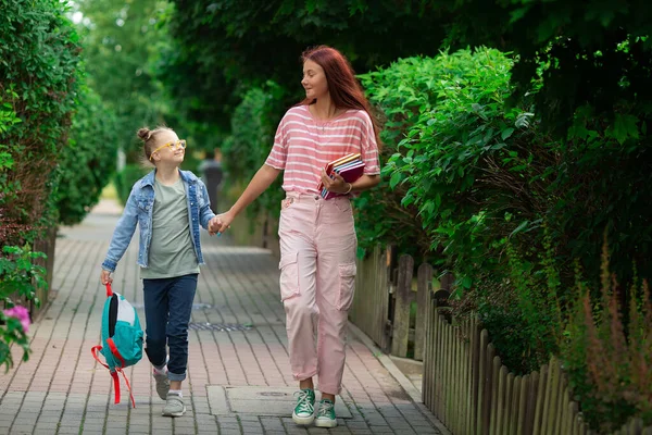 Schwester Bringt Mädchen Mit Syndrom Zur Schule — Stockfoto