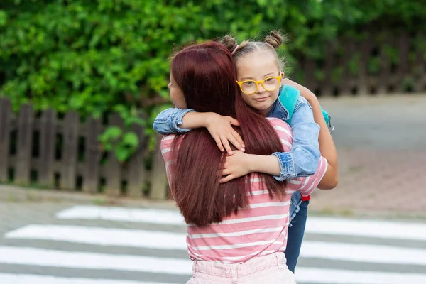 Girl Syndrome Hugs Her Sister Who Met Her School — Foto Stock