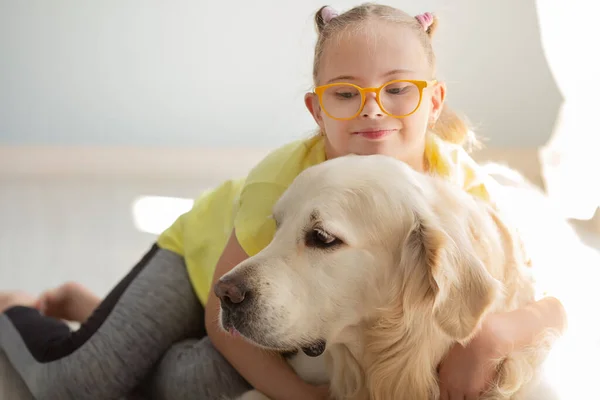 Girl Syndrome Plays Dog Golden Retriever Home — Foto Stock