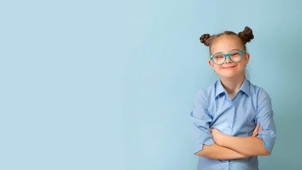 Chica Feliz Con Síndrome Divirtiéndose Riendo Coletas Graciosas Estudio Retrato — Foto de Stock