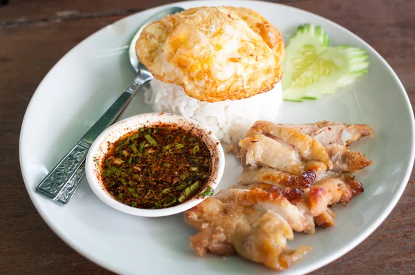 Ayam panggang dengan nasi. — Stok Foto