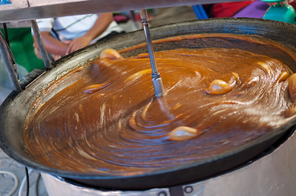 Stir caramel