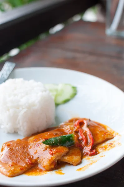 Nasi dengan pasta kari babi goreng — Stok Foto