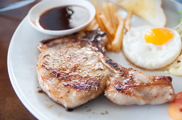 Schweinesteak mit schwarzem Pfeffer — Stockfoto