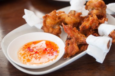 Kızarmış tavuk bacağı.