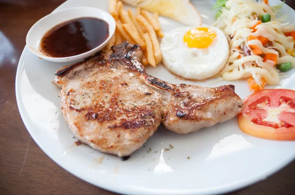 Schweinesteak mit schwarzem Pfeffer — Stockfoto