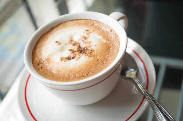 Café em uma mesa de vidro — Fotografia de Stock