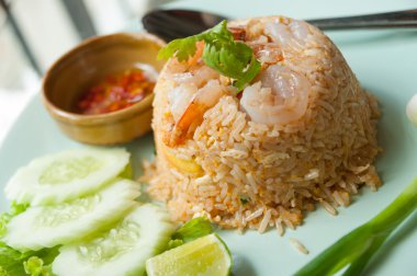 Kızarmış karidesli pilav