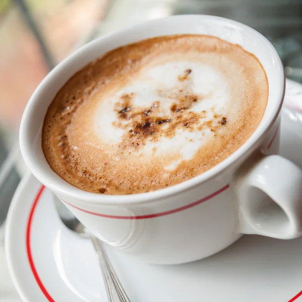 Café em uma mesa de vidro — Fotografia de Stock