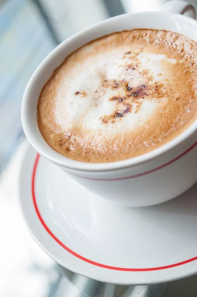 Koffie op een glazen tafel — Stockfoto