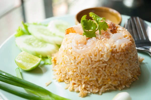 Paistettua riisiä katkarapujen kanssa — kuvapankkivalokuva