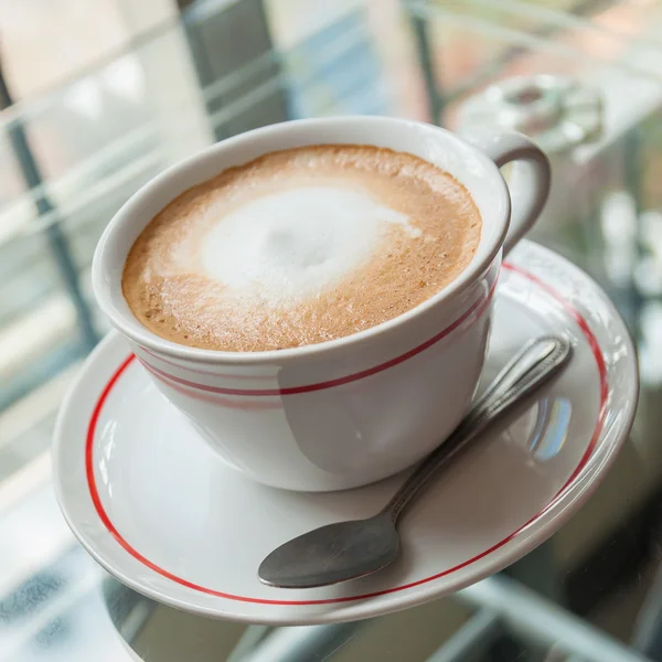 Koffie op een glazen tafel — Stockfoto