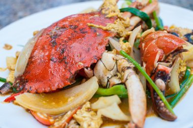 Kızarmış deniz Yengeç ile toz köri