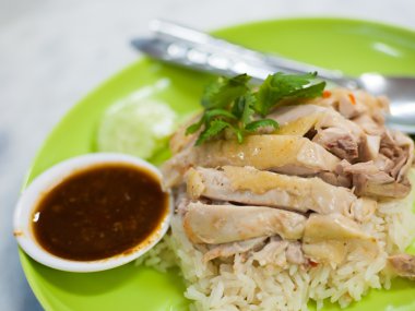 Tavuk çorbasıyla pişirilmiş pirinç. 