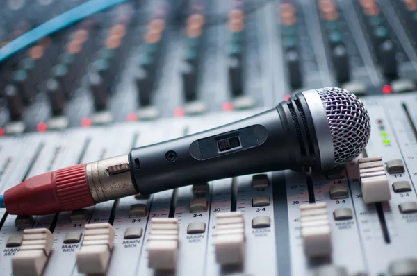 Mélangeur de son et Microphone — Photo