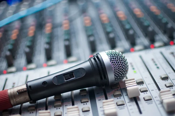 Mélangeur de son et Microphone — Photo