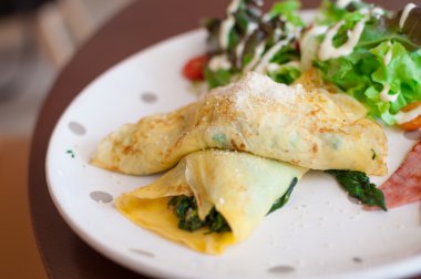 Ispanak ile doldurulmuş krep