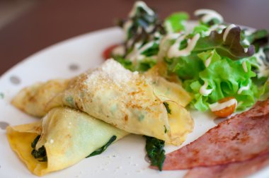 Ispanak ile doldurulmuş krep