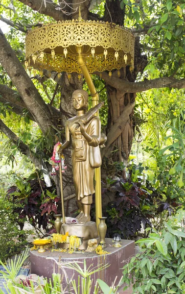 Monk carrying umbrella statue — Stock Photo, Image