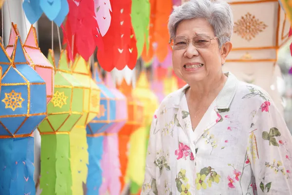 亚洲老年妇女 挂着装饰节纸灯笼 — 图库照片
