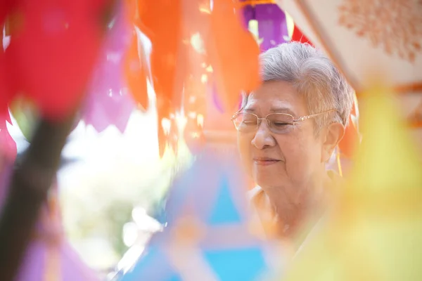亚洲老年人老年妇女用纸制灯笼祈祷 — 图库照片