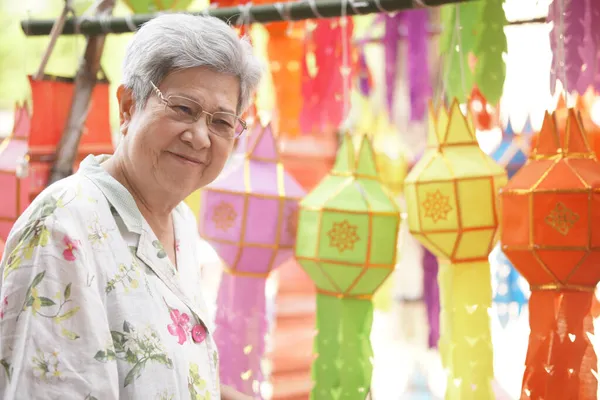 亚洲老年妇女 挂着装饰节纸灯笼 — 图库照片