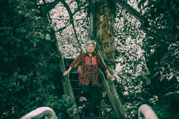 Asiatische Ältere Frau Die Sich Entspannt Garten Ausruht Seniorenfreizeit — Stockfoto