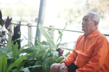 Yaşlı kıdemli yaşlı adam terasta dinleniyor. olgun emeklilik yaşam tarzı