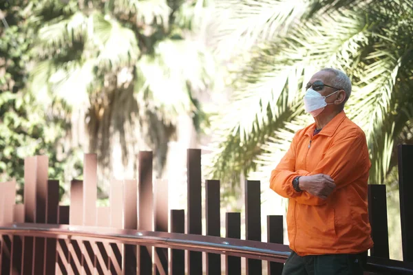 Oude Oudere Oudere Man Draagt Gezichtsmasker Ontspannen Het Terras Volwassen — Stockfoto